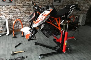 KTM 1290 on abba Sky Lift - wheels removed