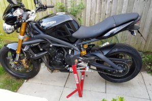 Street triple lifted by abba Superbike stand.