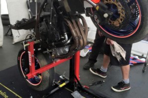 Yamaha R6 on abba Sky Lift - wheelie position
