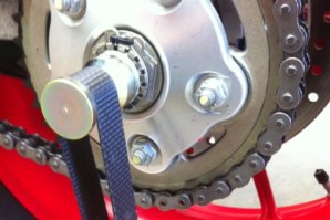 Lifting strap fitted around Hub Spindle (single sided swing arm bikes)